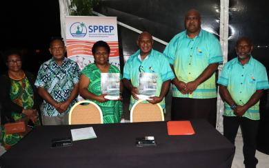 Vanuatu government officials with SPREP DG at the launch.